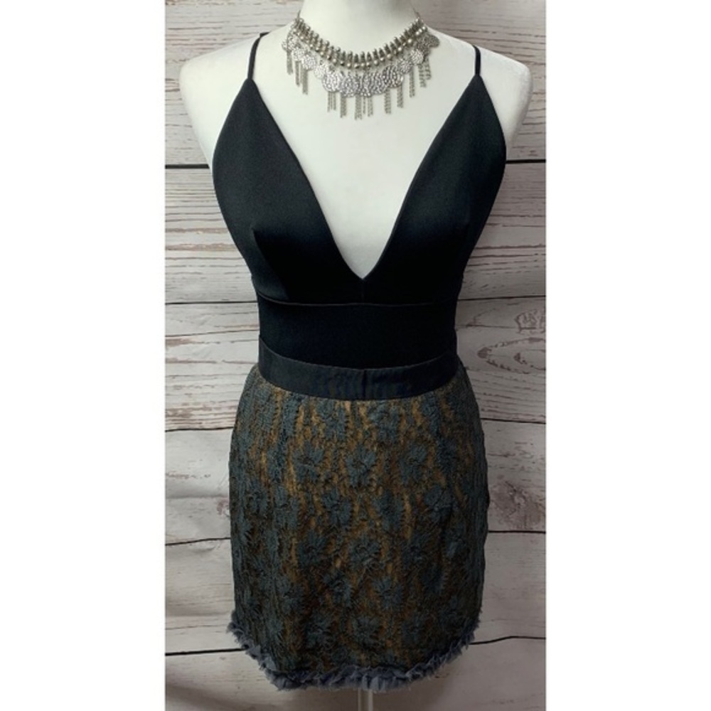 NWOT Lace Ruffle Detail Skirt